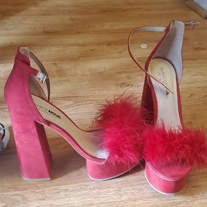 Red wide heel kitten heel 👠